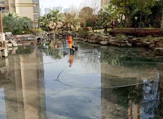 加查景观池淤泥清理