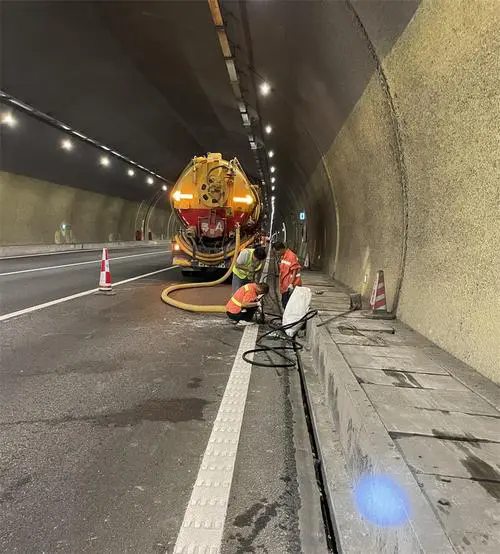 加查隧道排水渠清淤